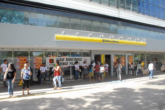 Praça Deodoro! Agência do Banco do Brasil em São Luís é alvo de protestos