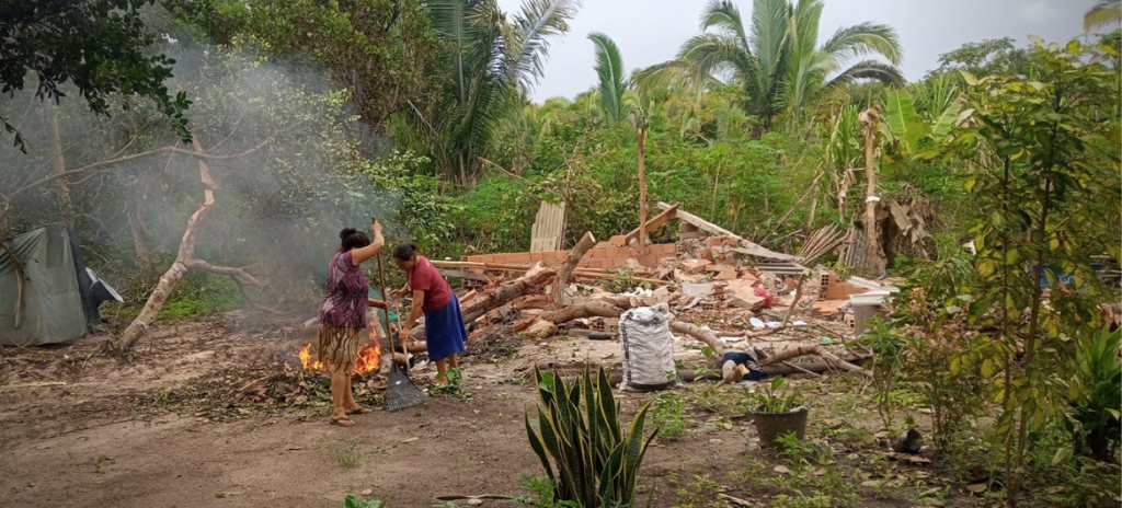 Moradoras limpando seu território após ataques em São Benedito do Rio Preto