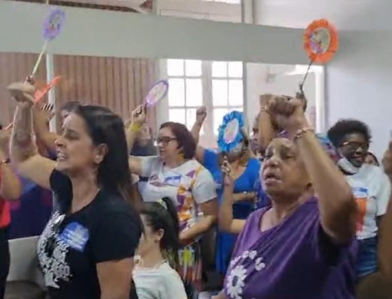Mulheres fazem protesto contra vereador Domingos Paz
