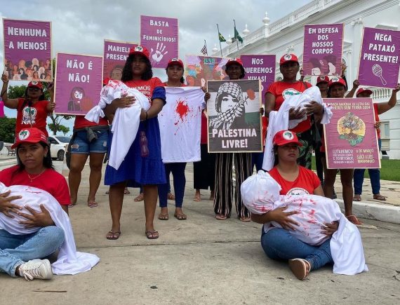 Mulheres Sem Terra protestam em frente ao Palácio dos Leões
